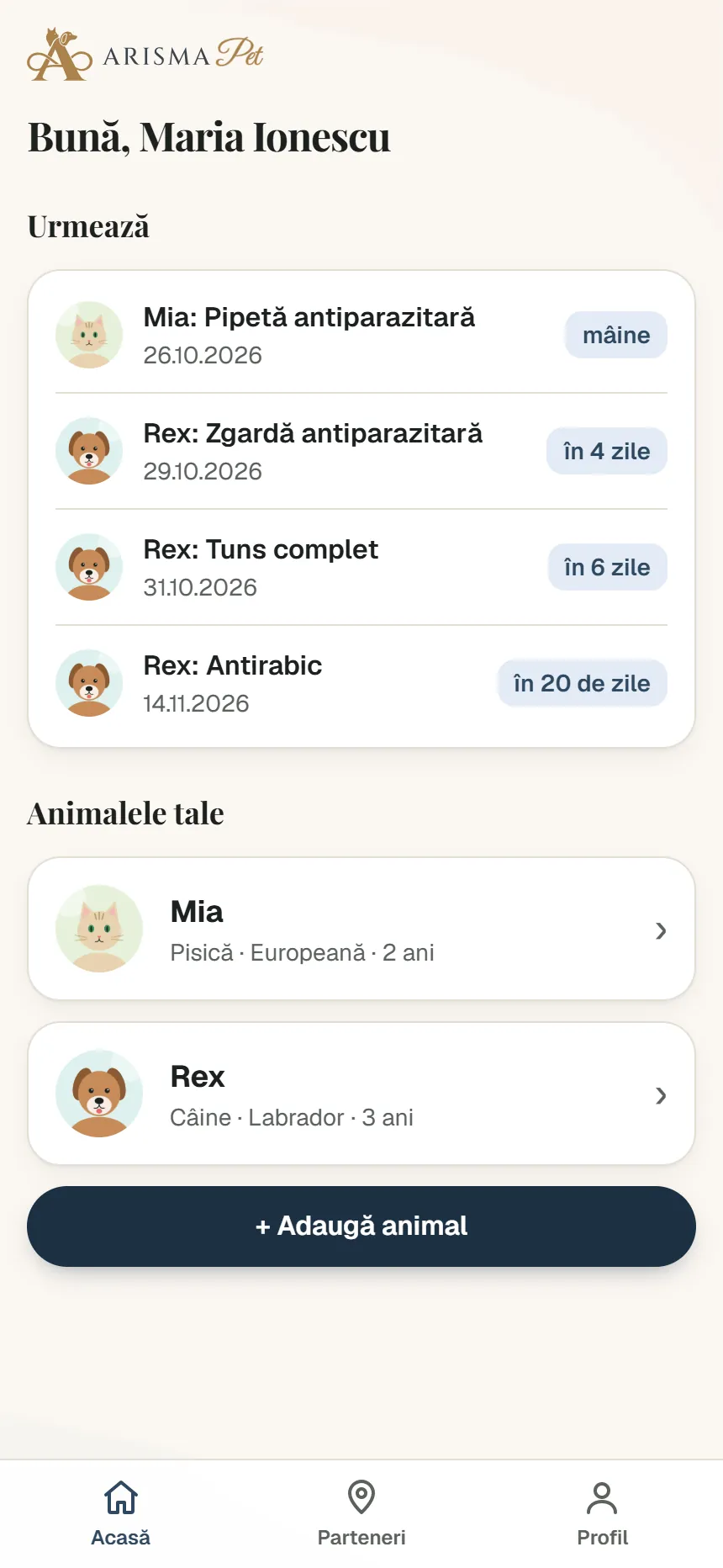 Aplicația Arisma Pet, ecranul Acasă: lista „Urmează” cu termenele pentru deparazitare, toaletare și vaccin, apoi animalele stăpânei