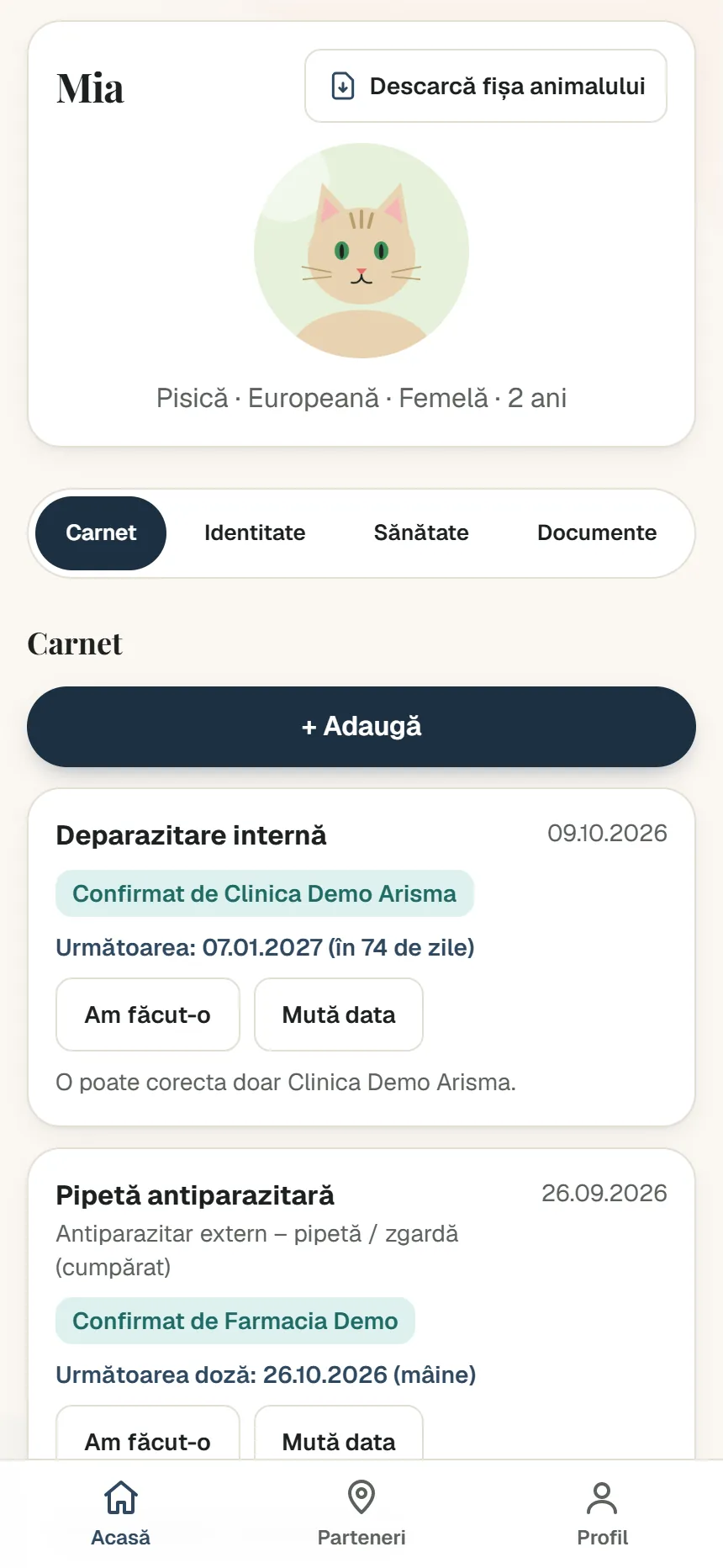 Aplicația Arisma Pet: fișa unei pisici, cu butonul „Descarcă fișa animalului”, tab-urile Carnet, Identitate, Sănătate și Documente și înregistrări din carnet cu „Am făcut-o” și „Mută data”