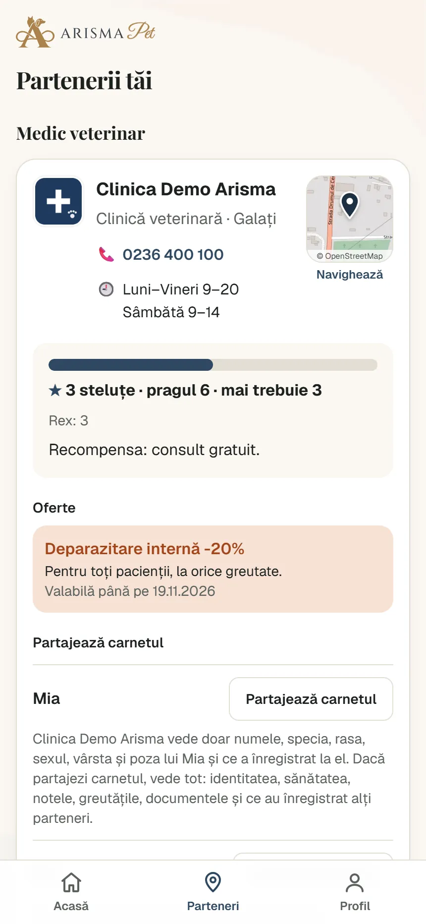 Aplicația Arisma Pet, tabul Parteneri: clinica veterinară cu telefonul, orarul și harta mică pentru „Navighează”, cardul de fidelitate cu bara de steluțe și o ofertă